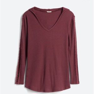 NWT En Crème V neck knit top.